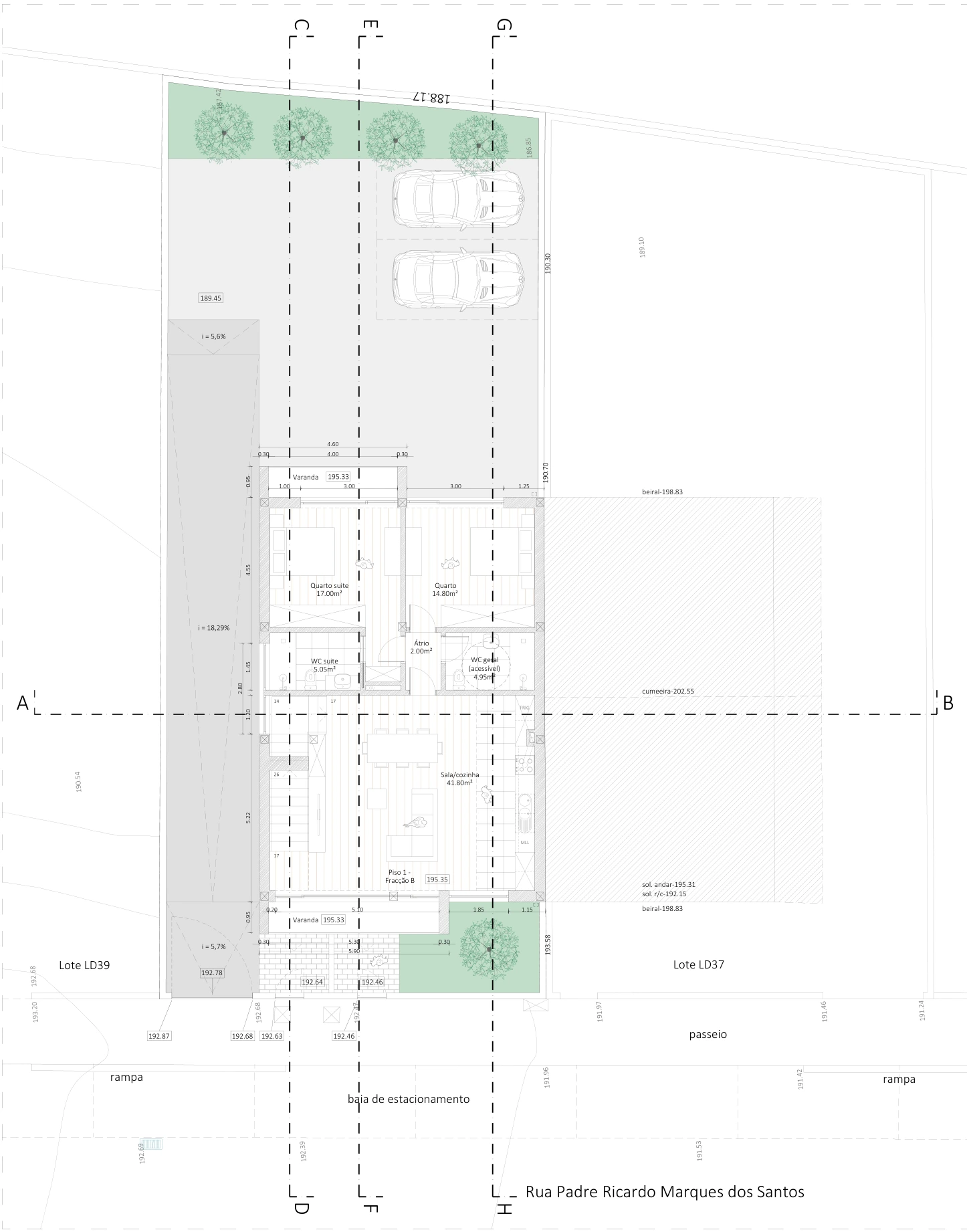 Planta original do primeiro andar: lote, espaços interiores, estacionamento e jardins.